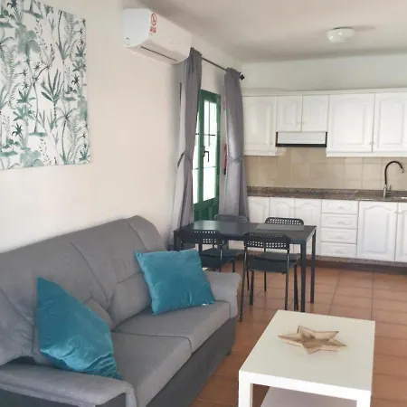 Relax & Pool Next To The Appartement Puerto del Carmen (Lanzarote)