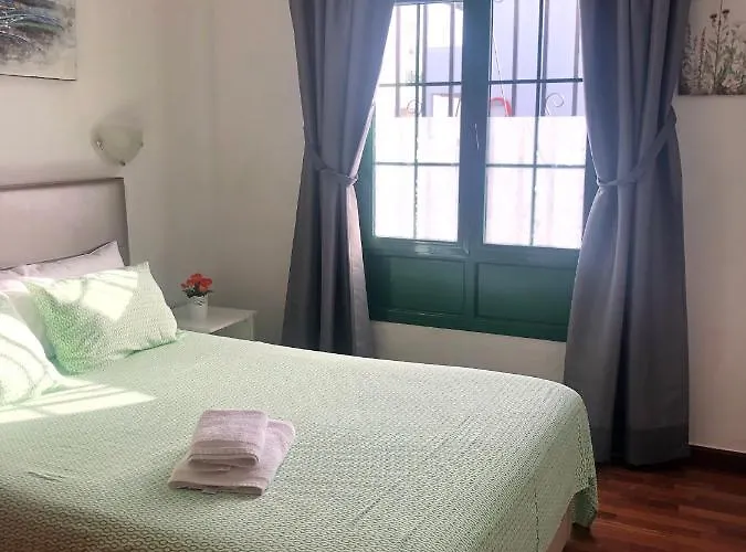 Relax & Pool Next To The 卡门港